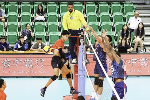 Bóng chuyền nam Việt Nam gặp Thái Lan tại bán kết AVC Challenge Cup 2023 - Ảnh 4. Indonesia (áo đỏ) thi đấu với tâm lý nặng nề - Ảnh: AVC
