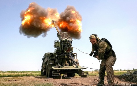 Binh sĩ Ukraine bắn pháo tự hành 2S22 Bohdana về phía quân Nga gần thành phố Bakhmut, đông Ukraine vào ngày 5-7-2023 - Ảnh: Reuters Binh sĩ Ukraine bắn pháo tự hành 2S22 Bohdana về phía quân Nga gần thành phố Bakhmut, đông Ukraine vào ngày 5-7-2023 - Ảnh: Reuters