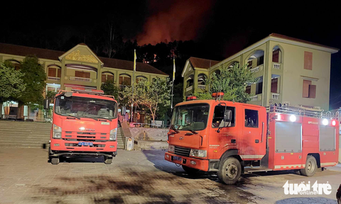 Xe cứu hỏa được điều tới ứng trực bảo vệ nhà thờ giáo xứ Vạn Lộc khi đám cháy tiến sát - Ảnh: DOÃN HÒA Xe cứu hỏa được điều tới ứng trực bảo vệ nhà thờ giáo xứ Vạn Lộc khi đám cháy tiến sát - Ảnh: DOÃN HÒA