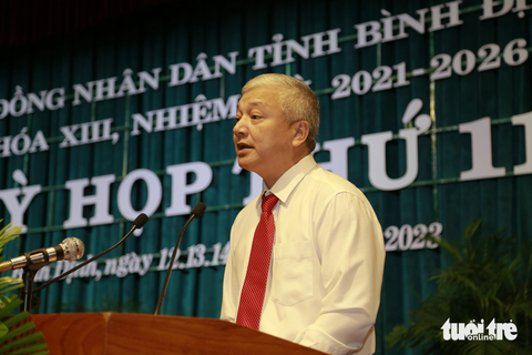 Ông Lê Quang Hùng - giám đốc Sở Y tế tỉnh Bình Định - Ảnh: LÂM THIÊN Ông Lê Quang Hùng - giám đốc Sở Y tế tỉnh Bình Định - cho biết toàn tỉnh Bình Định có hơn 18.000 người ngừng đóng bảo hiểm y tế vì suy thoái kinh tế, thu nhập giảm - Ảnh: LÂM THIÊN