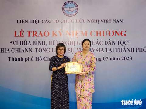 Bà Trần Hoàng Khánh Vân trao Kỷ niệm chương vì hòa bình và hữu nghị giữa các dân tộc cho bà Wong Chia Chann - Ảnh: NGỌC ĐỨC Bà Trần Hoàng Khánh Vân trao kỷ niệm chương Vì hòa bình và hữu nghị giữa các dân tộc cho Tổng lãnh sự Malaysia tại TP.HCM Wong Chia Chiann (phải) - Ảnh: NGỌC ĐỨC