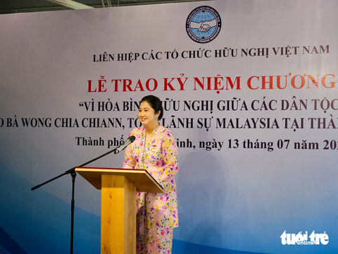Tổng Lãnh sự Malaysia tại TP.HCM xúc động kết thúc nhiệm kỳ - Ảnh 2. Tổng lãnh sự Malaysia tại TP.HCM phát biểu nhận kỷ niệm chương - Ảnh: NGỌC ĐỨC