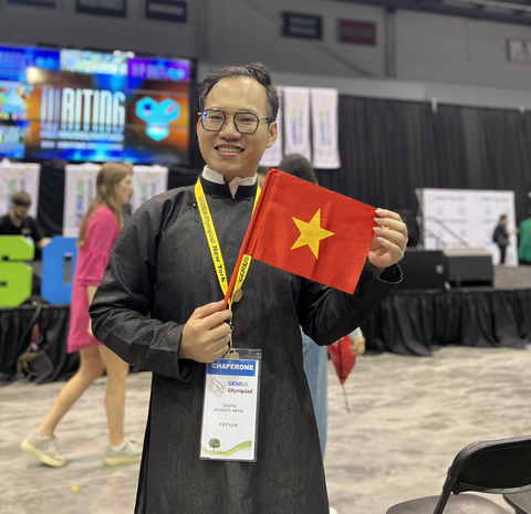 Thầy Nguyễn Minh Trung Genius Olympiad: 'Tôi chân thành xin lỗi' - Ảnh 1. Thầy Nguyễn Minh Trung - người đồng hành cùng hai học sinh Mai Chi và Quốc Uy trong cuộc thi Genius Olympiad - Ảnh: NVCC
