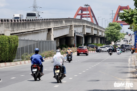 Xuất hiện nhiều rào chắn dưới dạ cầu ở TP.HCM - Ảnh 5. Hàng rào sắt cũng được lắp đặt tại gầm cầu Bình Lợi (TP Thủ Đức) - Ảnh: PHƯƠNG NHI