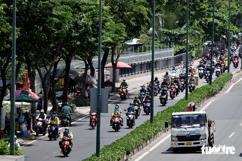 Xuất hiện nhiều rào chắn dưới dạ cầu ở TP.HCM - Ảnh 7. Sắp tới, ngoài cầu Rạch Chiếc, Bình Lợi, Rạch Lăng..., nhiều cây cầu khác trên đường Võ Văn Kiệt, cầu Sài Gòn sẽ tiếp tục được tổ chức bảo vệ kết cấu dưới dạ cầu - Ảnh: PHƯƠNG NHI