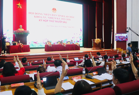 Lai Châu đặt mục tiêu đón 2 triệu khách du lịch vào 2030, thu hút đầu tư sân bay - Ảnh 1. Các đại biểu biểu quyết thông qua các nghị quyết tại kỳ họp - Ảnh: NG.CHANH