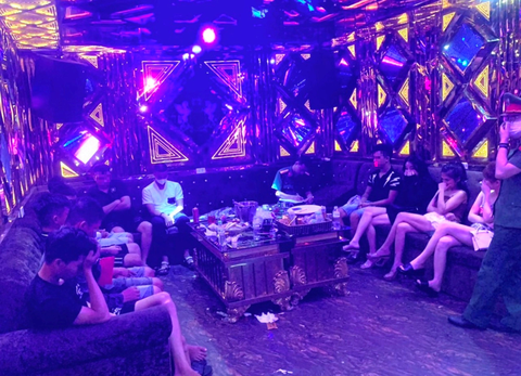 Cảnh sát đột kích Night Club, phát hiện nhiều chân dài dương tính với ma túy - Ảnh 1. Thời điểm lực lượng công an kiểm tra Night Club - Ảnh: H.B.