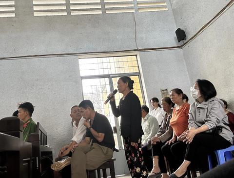 Bà Lê Thị Loan khẳng định mình nhìn thấy Thế giết người nhưng sợ quá không hô hoán, không trình báo ban đầu - Ảnh: TRUNG TÂN Bà Lê Thị Loan (cầm mic, áo đen) khẳng định mình nhìn thấy Thế giết người nhưng sợ quá không hô hoán, không trình báo ban đầu - Ảnh: TRUNG TÂN