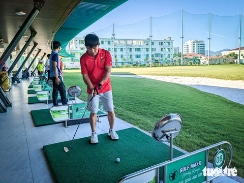 Vụ sân tập golf 'mọc' trên đất quốc phòng: Quân khu 5 nói thu phí không mang tính kinh doanh! - Ảnh 1. Khách tập chơi golf tại sân Golf Maxx bên trong Trung tâm Thể dục thể thao quốc phòng 3, Quân khu V - Ảnh: TẤN LỰC