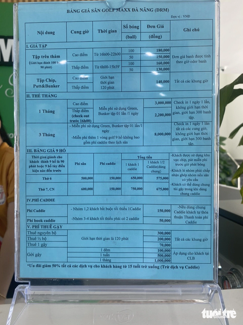 Vụ sân tập golf 'mọc' trên đất quốc phòng: Quân khu 5 nói thu phí không mang tính kinh doanh! - Ảnh 4. Bản niêm yết giá dịch vụ tại sân tập golf Golf Maxx Đà Nẵng - Ảnh: TRƯỜNG TRUNG