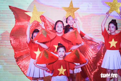 Tưng bừng khai hội văn hóa Việt Nam - Nhật Bản tại Đà Nẵng - Ảnh 1. Tiết mục hát múa “Việt Nam trong tôi” do các học viên Hải Yến Academy trình bày tại lễ khai mạc Lễ hội Việt Nam - Nhật Bản - Ảnh: TẤN LỰC