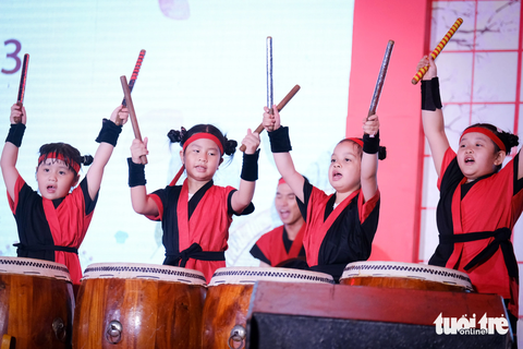 Tưng bừng khai hội văn hóa Việt Nam - Nhật Bản tại Đà Nẵng - Ảnh 4. Tiết mục “Trống hội” sôi động do thầy và trò Hệ thống giáo dục Việt - Nhật trình diễn - Ảnh: TẤN LỰC
