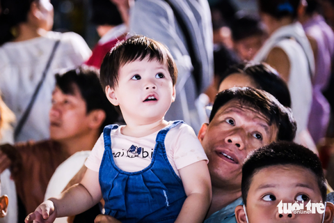 Tưng bừng khai hội văn hóa Việt Nam - Nhật Bản tại Đà Nẵng - Ảnh 7. Người dân TP Đà Nẵng tham gia Lễ hội văn hóa Việt Nam - Nhật Bản tại công viên Biển Đông, TP Đà Nẵng, đêm 13-7 - Ảnh: TẤN LỰC