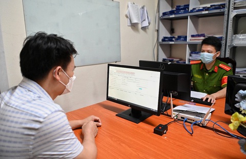 Biển số người dân đang sử dụng tự động là biển số định danh - Ảnh 1. Người dân làm thủ tục đăng ký cấp biển số xe - Ảnh: HỒNG QUANG