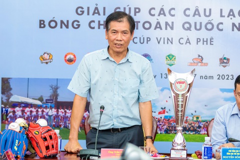 Cúp các CLB bóng chày toàn quốc 'loại' ngoại binh, tạo sân chơi cho riêng người Việt Nam - Ảnh 1. Ông Trần Đức Phấn, chủ tịch Liên đoàn Bóng chày và Bóng mềm Việt Nam, phát biểu tại họp báo hôm 13-7 - Ảnh: QUÝ LƯỢNG