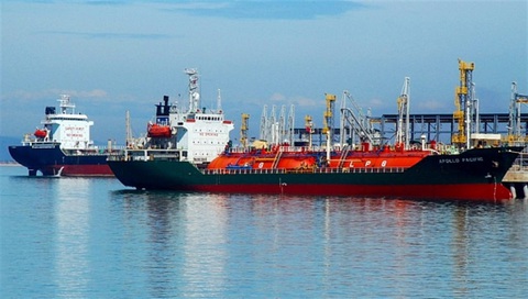 Tàu nhận hàng LPG tại cảng xuất bằng đường biển NMLD Dung Quất - Ảnh: BSR Tàu nhận hàng tại cảng xuất bằng đường biển NMLD Dung Quất - Ảnh: BSR