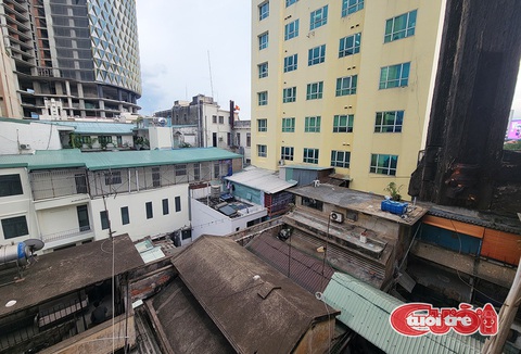 Theo chân TikToker đi uống 'cà phê nóc nhà' và cái kết - Ảnh 2. Không gian "trống vắng chiều nay" phía bên trên nóc nhà của chung cư Tôn Thất Đạm.