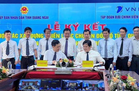 Chuyển đổi số Quảng Ngãi đảo chiều ấn tượng - Ảnh 3. Lãnh đạo UBND tỉnh và Tập đoàn VNPT ký kết thỏa thuận hợp tác xây dựng chiến lược về chuyển đổi số tỉnh Quảng Ngãi đến năm 2025, định hướng đến 2030 - Ảnh: T.T.