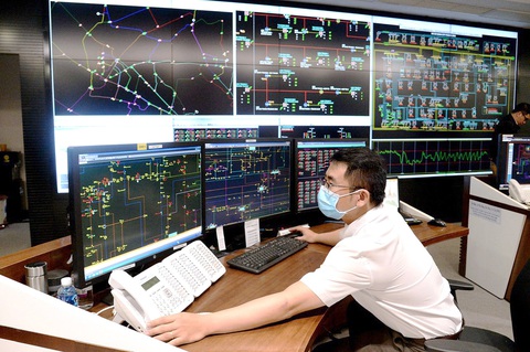 Chuyên viên Điện lực TP.HCM vận hành hệ thống điện tại Trung tâm điều độ hệ thống điện TP.HCM - Ảnh: TỰ TRUNG Chuyên viên Điện lực TP.HCM vận hành hệ thống điện tại Trung tâm điều độ hệ thống điện TP.HCM - Ảnh: TỰ TRUNG