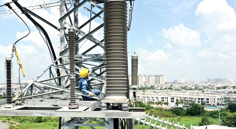 Công nhân Điện lực TP.HCM bảo dưỡng hệ thống điện cao thế khu vực TP Thủ Đức - Ảnh: TỰ TRUNG Công nhân Điện lực TP.HCM bảo dưỡng hệ thống điện cao thế khu vực TP Thủ Đức - Ảnh: TỰ TRUNG