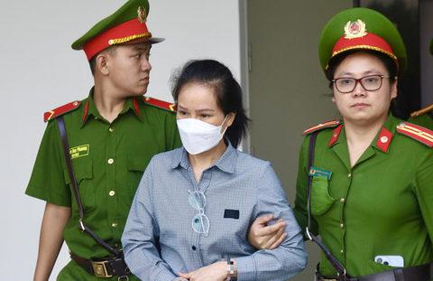 Cựu Cục trưởng Cục Lãnh sự: doanh nghiệp 'lợi dụng' việc hối lộ quan chức để tăng giá chuyến bay - Ảnh 1. Bà Nguyễn Thị Hương Lan - cựu cục trưởng Cục Lãnh sự - Bộ Ngoại giao - được dẫn giải đến tòa trong phiên xét xử hôm qua 12-7 - Ảnh: DANH TRỌNG