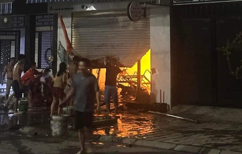 Xe ô tô điện bốc cháy khi sạc trong đêm, hai bà cháu tử vong - Ảnh 1. Hiện trường vụ cháy đêm 12-7 tại phường Trung Sơn, TP Sầm Sơn - Ảnh người dân cung cấp