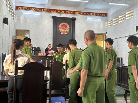 Lúc bị tuyên án, bị dẫn giải đi, ông Thế tiếp tục hét lớn mình bị oan, muốn được điều tra rõ để tìm hung thủ thực sự - Ảnh: TRUNG TÂN Lúc bị tuyên án, bị dẫn giải đi, ông Thế tiếp tục hét lớn mình bị oan, muốn được điều tra rõ để tìm hung thủ thực sự - Ảnh: TRUNG TÂN