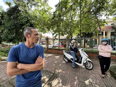 Khộng được dự tòa, ông Tưởng Thế Vinh (em trái bị cáo Thế) đề nghị HĐXX cấp phúc thẩm xem xét đầy đủ để không gây oan sai cho anh mình - Ảnh: TRUNG TÂN Không được dự tòa, ông Tưởng Thế Vinh (em trai bị cáo Thế) đề nghị hội đồng xét xử cấp phúc thẩm xem xét đầy đủ để không gây oan sai cho anh mình - Ảnh: TRUNG TÂN