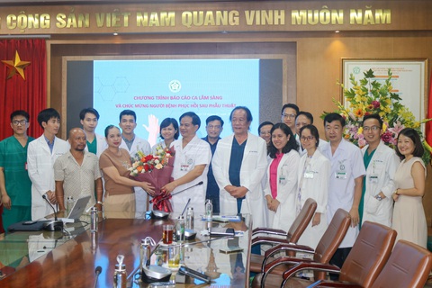 Giám đốc Bệnh viện Bạch Mai Đào Xuân Cơ tặng hoa chúc mừng bệnh nhân H.B. - Ảnh: BẠCH MAI Giám đốc Bệnh viện Bạch Mai Đào Xuân Cơ tặng hoa chúc mừng bệnh nhân H.B. - Ảnh: BẠCH MAI