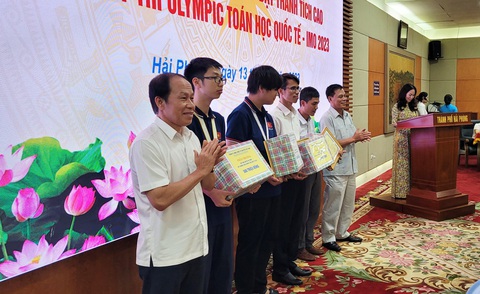Hải Phòng thưởng 500 triệu cho nam sinh giành huy chương vàng Toán quốc tế - Ảnh 1. Lãnh đạo UBND thành phố Hải Phòng trao thưởng, biểu dương các nam sinh và thầy giáo hướng dẫn để giành huy chương vàng toán quốc tế - Ảnh: TIẾN THẮNG