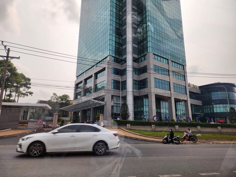 Đề xuất làm Trung tâm hành chính tỉnh Đồng Nai có quy mô 44 ha ở khu công nghiệp Biên Hòa 1 - Ảnh 3. Một tòa nhà của doanh nghiệp ở sát Khu công nghiệp Biên Hòa 1 trở thành nơi kinh doanh, cho thuê các dịch vụ tài chính, thương mại - Ảnh: H.M.