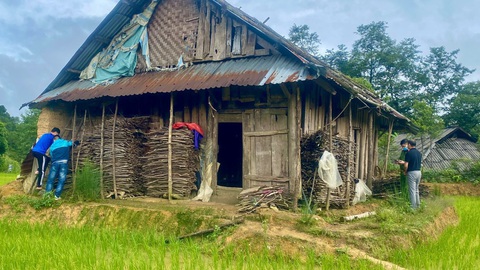 Bắt khẩn cấp người đàn ông dùng búa đinh sát hại cụ bà 73 tuổi tại ngôi nhà gỗ - Ảnh 3. Hiện trường vụ án trong căn nhà gỗ - Ảnh: Công an tỉnh Lai Châu