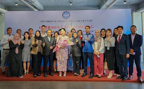 Tổng Lãnh sự Malaysia tại TP.HCM chụp ảnh lưu niệm cùng các cán bộ tại Tổng Lãnh sự quán - Ảnh: UYÊN PHƯƠNG Bà Wong chụp ảnh lưu niệm cùng các cán bộ tại Tổng lãnh sự quán Malaysia tại TP.HCM - Ảnh: UYÊN PHƯƠNG