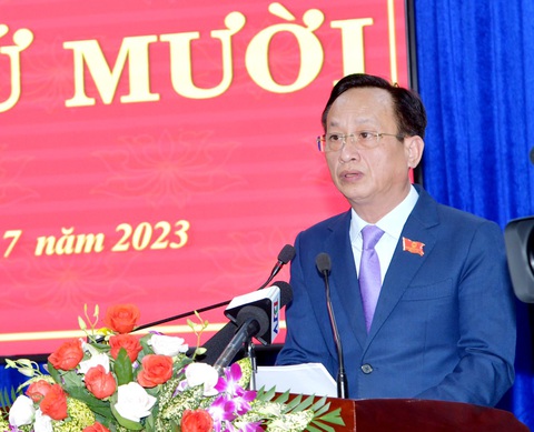 Chủ tịch UBND tỉnh Bạc Liêu Phạm Văn Thiều báo cáo tình hình kinh tế xã hội tại phiên họp - Ảnh: CHÍ QUỐC
