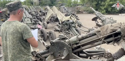 Video: Cảnh nhóm Wagner PMC bàn giao vũ khí sau cuộc binh biến - Ảnh 1. Một quan chức quân đội Nga kiểm tra vũ khí bàn giao từ Tập đoàn Wagner - Ảnh: BỘ QUỐC PHÒNG NGA/TELEGRAM