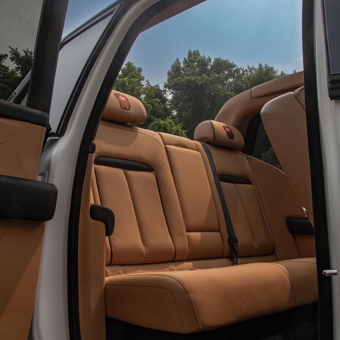 Rolls-Royce Cullinan độ bán tải độc đáo xuất hiện - Ảnh 6. Rolls-Royce Cullinan độ bán tải độc đáo xuất hiện - Ảnh 6.