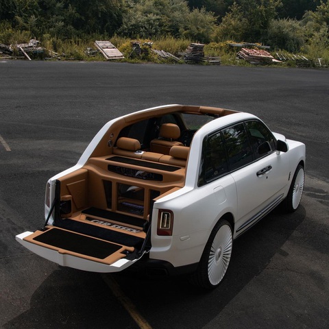 Rolls-Royce Cullinan độ bán tải độc đáo xuất hiện - Ảnh 4. Rolls-Royce Cullinan độ bán tải độc đáo xuất hiện - Ảnh 4.