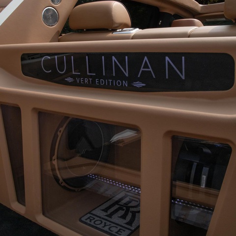 Rolls-Royce Cullinan độ bán tải độc đáo xuất hiện - Ảnh 3. Bên trong cabin xe cũng có biểu tượng Rolls-Royce tạo hình từ kim cương ẩn phía sau - Ảnh: Car Effex