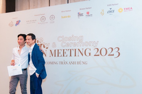 Trần Anh Hùng là Giám đốc nghệ thuật danh dự Liên hoan phim Quốc tế TP.HCM - Ảnh 4. Trần Anh Hùng trao chứng nhận khóa học đạo diễn cho con trai Trần Cao Phi