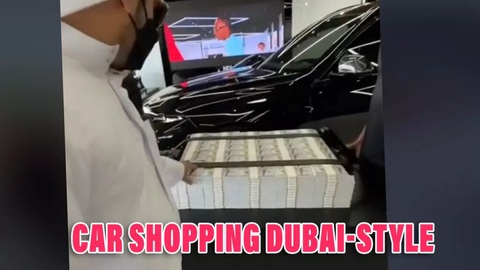 TikToker làm giả video vào showroom Dubai mua siêu xe bị chính quyền săn lùng - Ảnh 1. Hành động 'vung tiền qua cửa sổ' được ghi nhận trong video khiến chính quyền UAE nóng mắt vì phản ánh không đúng thực tế - Ảnh cắt từ video, nguồn: car.expert