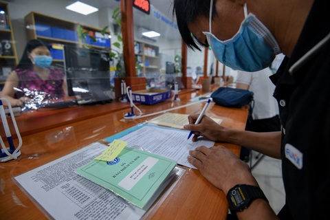 Người lao động làm thủ tục liên quan đến bảo hiểm xã hội tại Hà Nội - Ảnh: NAM TRẦN Người lao động làm thủ tục liên quan đến bảo hiểm xã hội tại Hà Nội - Ảnh: NAM TRẦN