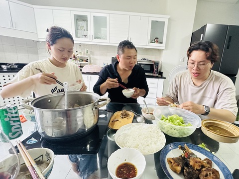 Về ăn cơm nhà chất lượng - Ảnh 1. Bữa cơm nhà vừa tiết kiệm, vừa giúp gắn kết tình cảm gia đình - Ảnh: MỘC MIÊN