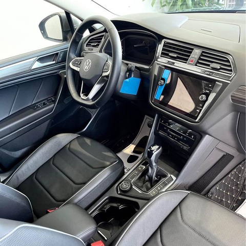 Tin tức giá xe: Volkswagen Tiguan Allspace giảm 'khủng' tới 400 triệu đồng tại đại lý - Ảnh 3. Nội thất bản facelift được tinh chỉnh một chút, với cụm điều khiển điều hòa và vô lăng gọn gàng hơn. Một số trang bị tiện nghi đáng chú ý trên Tiguan Allspace có màn hình điện tử sau vô lăng, HUD, màn hình trung tâm 8 inch hỗ trợ Apple CarPlay/Android Auto, điều hòa 3 vùng độc lập, ghế lái chỉnh điện có nhớ vị trí... - Ảnh: Đại lý Volkswagen/Facebook