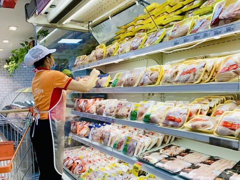 Về ăn cơm nhà chất lượng - Ảnh 3. Siêu thị Co.opXtra khuyến mãi nhiều mặt hàng thịt tươi sống, hải sản... Ảnh: MỘC MIÊN