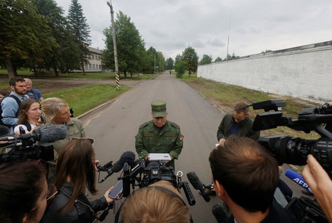 Thiếu tướng Leonid Kasinsky, trợ lý Bộ trưởng Quốc phòng Belarus phát biểu với báo chí tại doanh trại quân sự dùng làm nơi đóng quân cho Nhóm Wagner ở thị trấn Asipovichy, Belarus ngày 7-7 - Ảnh: REUTERS Thiếu tướng Leonid Kasinsky, trợ lý bộ trưởng Quốc phòng Belarus, phát biểu với báo chí tại doanh trại quân sự dùng làm nơi đóng quân cho nhóm Wagner ở thị trấn Asipovichy, Belarus ngày 7-7 - Ảnh: REUTERS