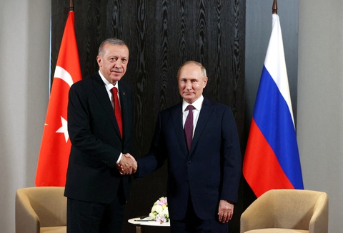 Nga phủ nhận việc đồng ý gia hạn thỏa thuận ngũ cốc - Ảnh 1. Tổng thống Nga Vladimir Putin (phải) và Tổng thống Thổ Nhĩ Kỳ Tayyip Erdogan bắt tay trong cuộc gặp ở Samarkand, Uzbekistan ngày 16-9-2022 - Ảnh: REUTERS