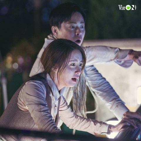 'Cười nội thương' với 8 phim điện ảnh xứ Hàn: 'Bỗng dưng trúng số' quăng miếng không gượng ép - Ảnh 6. Tuyến tình yêu của Lee Yong Nam (Jo Jung Suk) và Eun Ju (YoonA) đáng yêu và không hề đi lệch với dòng phim hành động, kinh dị.