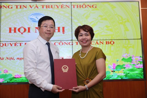 Bà Đặng Thị Phương Thảo làm Phó cục trưởng Cục Báo chí - Ảnh 1. Thứ trưởng Bộ Thông tin và Truyền thông Nguyễn Thanh Lâm trao quyết định bổ nhiệm phó cục trưởng Cục Báo chí cho bà Đặng Thị Phương Thảo - Ảnh: NGỌC THẮNG