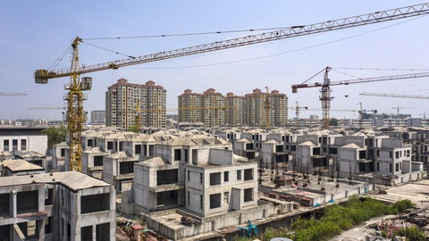 Trung Quốc phát tín hiệu hỗ trợ nhiều hơn cho thị trường bất động sản - Ảnh 1. Trung Quốc tìm cách hỗ trợ kinh tế các công ty bất động sản xây nhà kịp tiến độ - Ảnh: BLOOMBERG