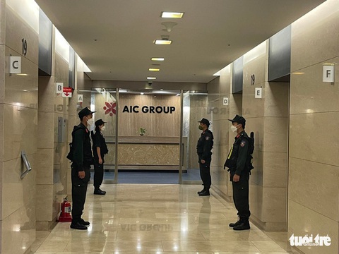 Vụ AIC: Cần kiến nghị làm rõ trách nhiệm nhiều cựu lãnh đạo tỉnh Quảng Ninh - Ảnh 1. Cơ quan điều tra khám xét trụ sở Công ty AIC - Ảnh: DANH TRỌNG